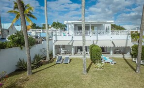 Terrace/patio - Argonaute: Private seafront apartment (trou aux biches, pamplemousses)