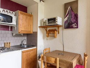 Fridge, microwave
