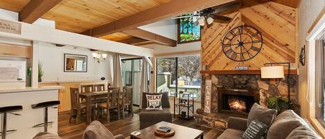 テレビ、暖炉、テレビゲーム、DVD プレーヤー