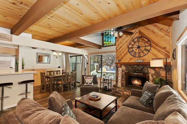 Televisio, takka, videopelejä, DVD-soitin