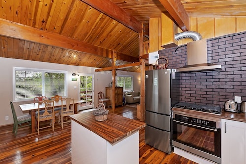 Squirrel Summit by Destination Big Bear : Close to Bear Mountain Resort! Foosball Table! Outdoor Hot Tub!