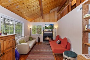 Télévision, cheminée, lecteur de DVD, baby-foot