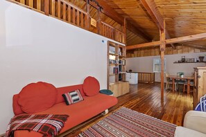 Fernseher, Kamin, DVD-Player, Tischfußball