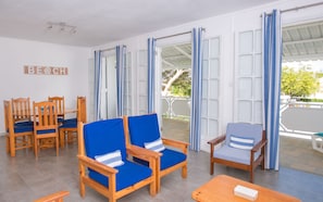 Outdoor dining - Porcelaine: Stylish apartment with seaview from its balcony (Trou aux biches, pamplemousses)