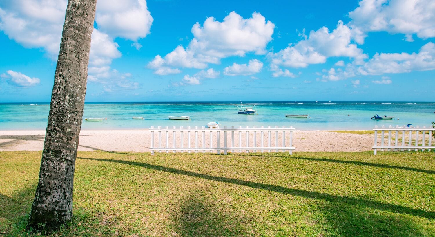 Accommodatie ligt op het strand, ligstoelen