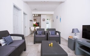 Smart TV - Bénitier: Seafront private apartment (Trou aux biches, pamplemousses)