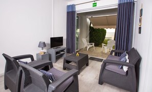 Terrace/patio - Bénitier: Seafront private apartment (Trou aux biches, pamplemousses)