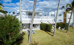 Exterior - Bénitier: Seafront private apartment (Trou aux biches, pamplemousses)