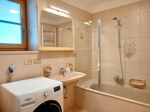 Duschwanne, Haartrockner, Bidet, Handtücher