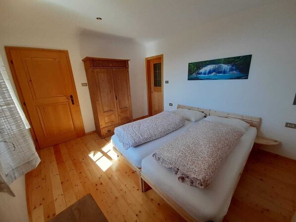 2 bedrooms, travel cot, free WiFi, bed sheets
