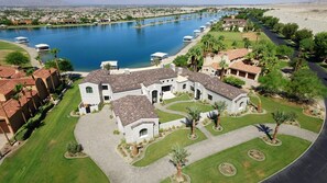 Exterior - VIP Lakefront Estate - available for Coachella! Indulge in Luxury 5BR (Indio)