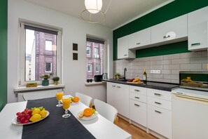 Studiosvit | Eget kök | Minikylskåp, mikrovågsugn, vattenkokare och grytor/köksredskap