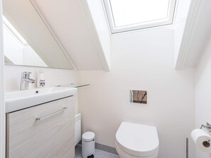 House | Bathroom - 6 Person Holiday Home in Blavand (Blavand)
