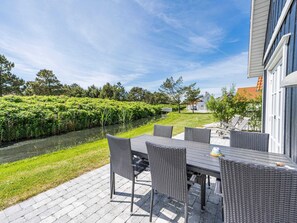 Outdoor dining - 6 Person Holiday Home in Blavand (Blavand)
