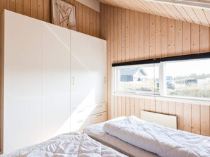 3 bedrooms, individually furnished, bed sheets - 6 Person Holiday Home in Hvide Sande (Hvide Sande)