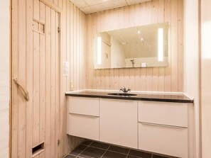 House | Bathroom - 8 Person Holiday Home in Blavand (Blavand)