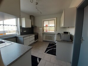 Apartment, Patio | Private kitchen | Fridge, microwave, oven, stovetop - Ferienwohnung Leibl (Oberviechtach)