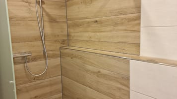 Apartamento, varanda | Banheiro | Banheira e chuveiro separados, secador de cabelo, toalhas de banho