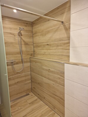 Apartment, Terrasse | Badezimmer | Badewanne und Dusche (separat), Haartrockner, Handtücher