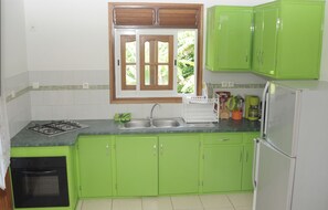 Réfrigérateur, four, plaque de cuisson