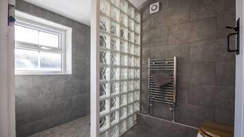 Deep-soaking bathtub, hair dryer, towels