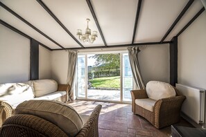 En 40-tommers Flatskjerm-TV med digitale kanaler samt TV og peis