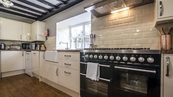 House (4 Bedrooms) | Private kitchen | Full-sized fridge, microwave, oven, stovetop