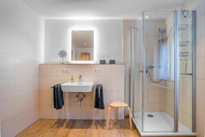 Departamento | Baño | Regadera, secadora de cabello, toallas, papel de baño 