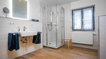 Apartment | Bathroom | Shower, hair dryer, towels, toilet paper