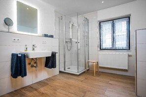 Apartment | Bathroom | Shower, hair dryer, towels, toilet paper - Ferienwohnungen Jonuscheit (Bodenmais)