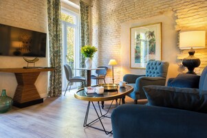 Superior appartement, uitzicht op stad | Woonruimte | Een 50-inch flatscreentelevisie met digitale zenders en een televisie