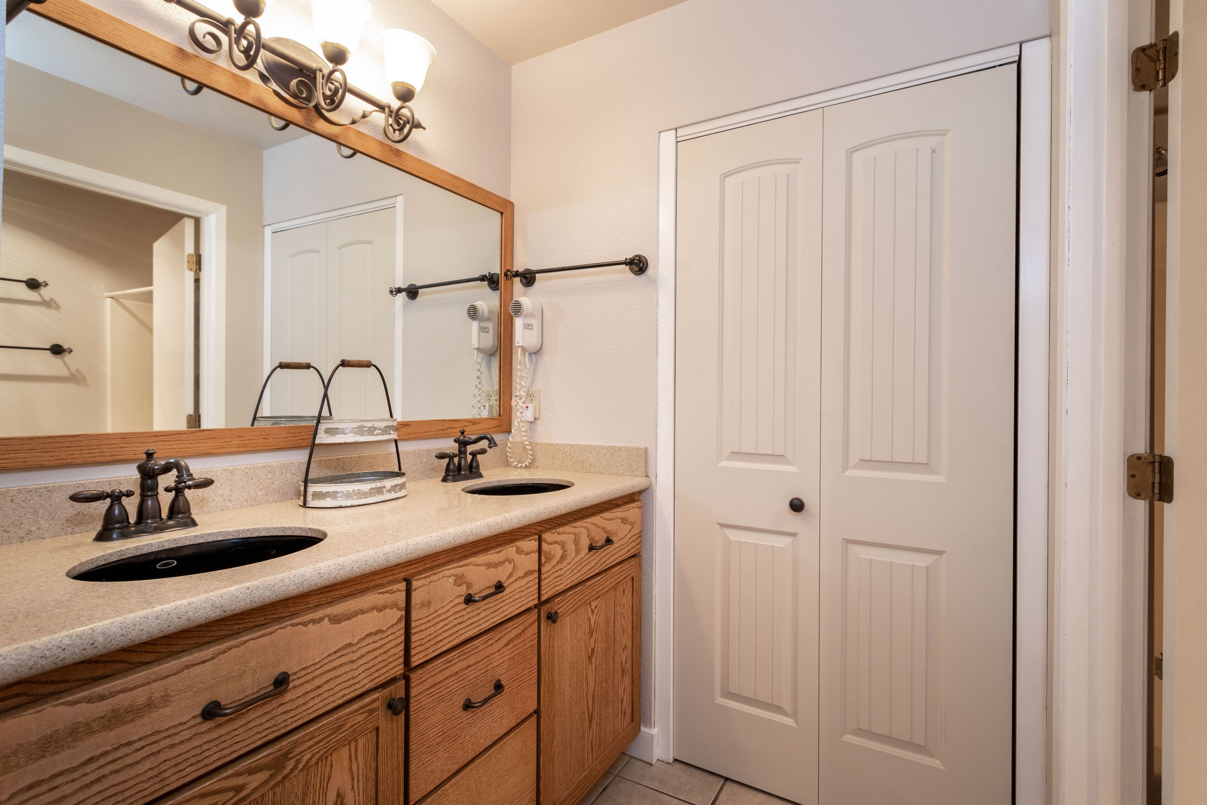 淋浴/盆浴组合、吹风机、毛巾、洗发水