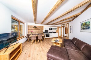 Premium Apartment | Private kitchen | Fridge, microwave, oven, stovetop