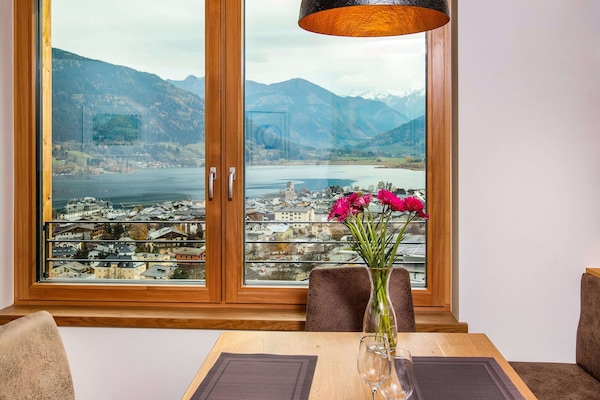 Appartement Premium | Coin séjour | TV connectée de 120 cm avec chaßnes numériques, télévision