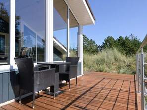Outdoor dining - 6 Person Holiday Home in Blavand (Blavand)