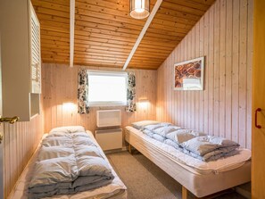 3 bedrooms, bed sheets - 6 Person Holiday Home in Blavand (Blavand)