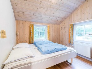 4 bedrooms, individually furnished, bed sheets - 8 Person Holiday Home in Blavand (Blavand)