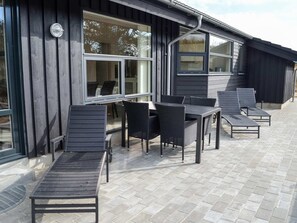 Outdoor dining - 6 Person Holiday Home in Henne (Henne)