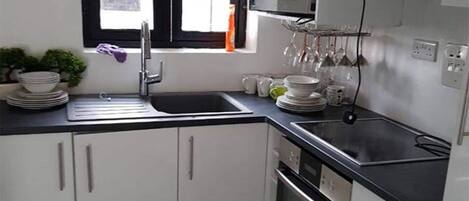 Kühlschrank, Mikrowelle, Ofen, Herdplatte