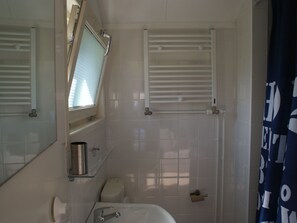 Shower - Cozy House With Nice Garden, Located in Friesland (Tzummarum)