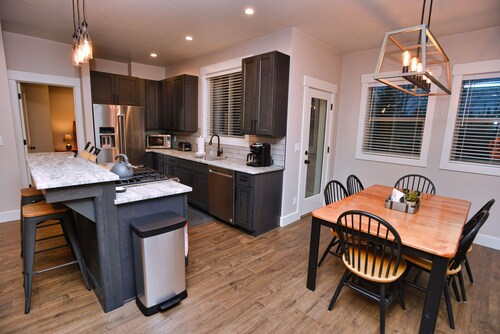 Home on the Range - Premium Golf Course Home - Pet Friendly - Upgraded Finishes