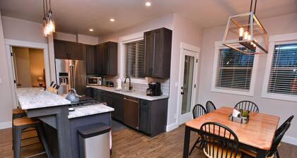 Home on the Range - Premium Golf Course Home - Pet Friendly - Upgraded Finishes