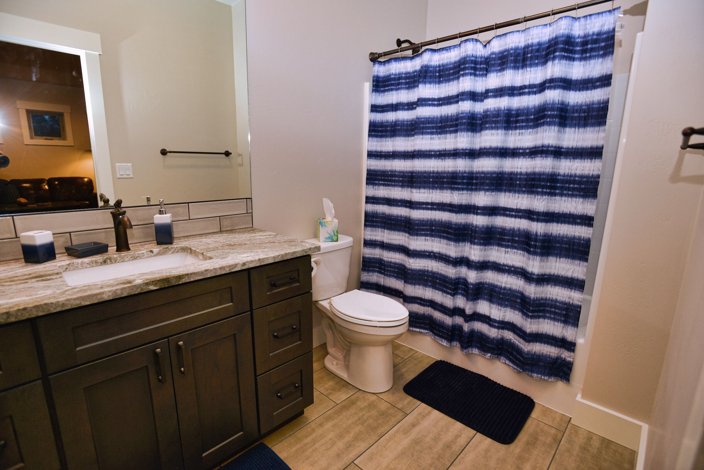 Une salle de bain équipée d’un lavabo, de toilettes et d’un rideau de douche.