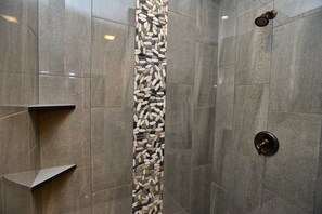 Duschwanne, Haartrockner, Handtücher