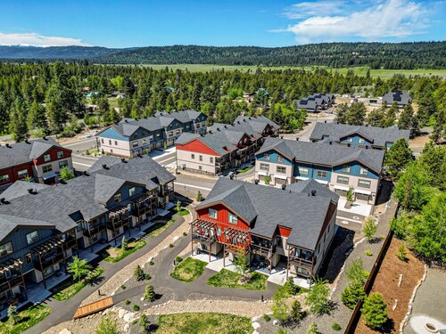 The Highland Hangout: Luxurious, new 3 bed, 3 bath townhome in McCall with garage