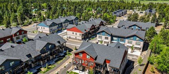 The Highland Hangout: Luxurious, new 3 bed, 3 bath townhome in McCall with garage