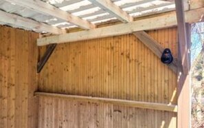 Una construcción de madera con techo inclinado y una ventana visible.