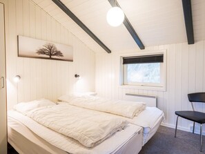 3 bedrooms, individually furnished - 6 Person Holiday Home on a Holiday Park in Henne (Henne)