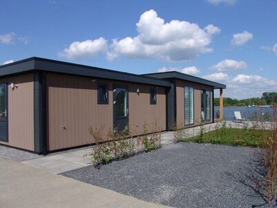 Cozy Chalet With AC, on Kraaijenbergse Plassen