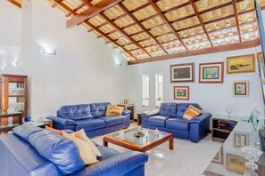 Chalet | Living area | 60-inch Smart TV with cable channels, TV - GB19 Casa 7 Quartos a 50m da Praia (Camaçari)